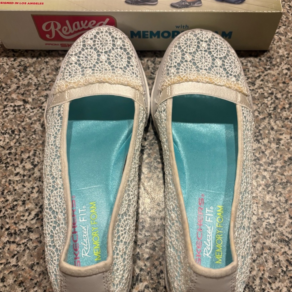 Skechers BREATH EASY Pretty Factor Comfort flats
White Memory Foam Insole NWT